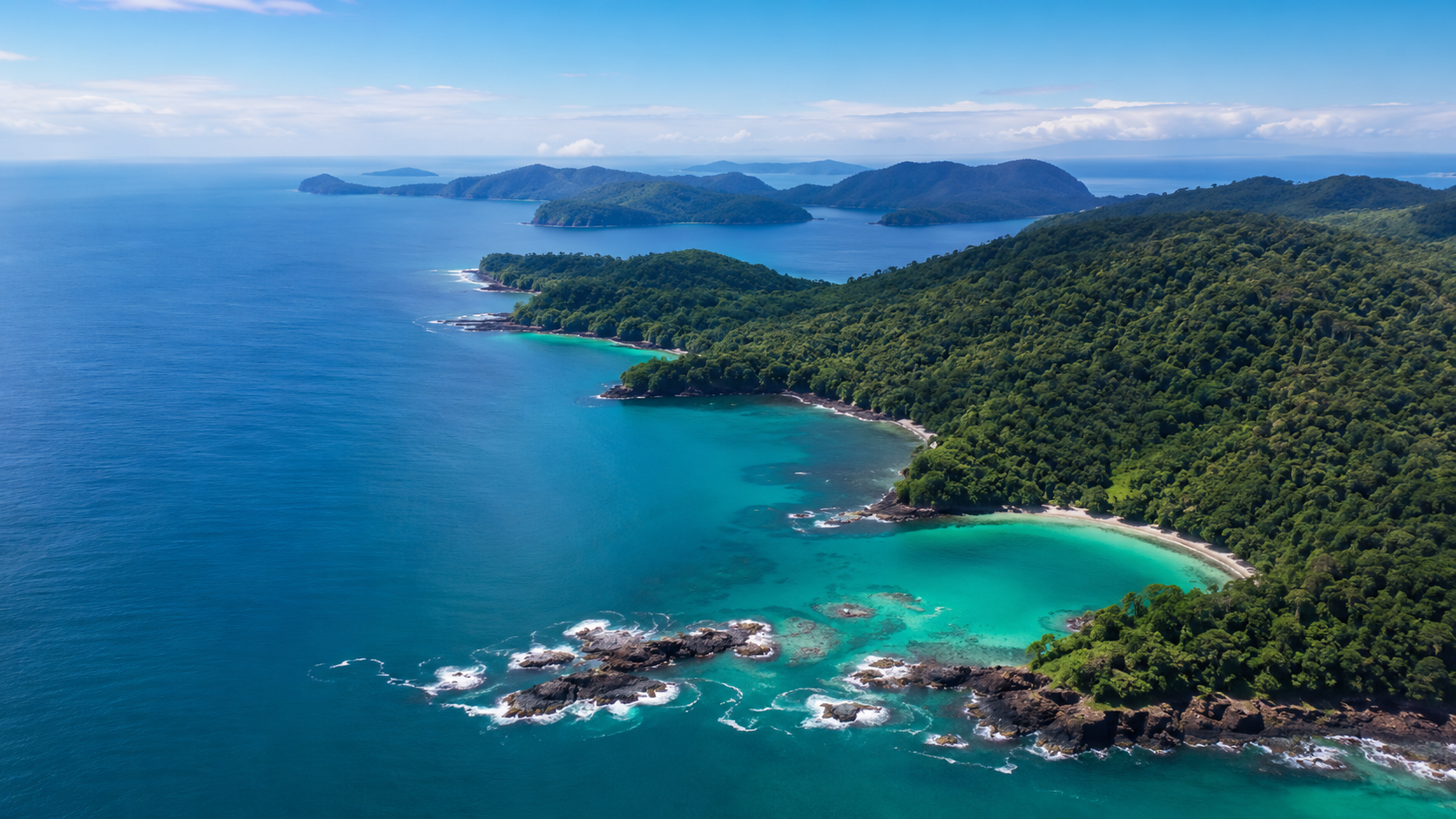 Vista aérea de islas boscosas y agua turquesa inspirada en el Parque Nacional Coiba