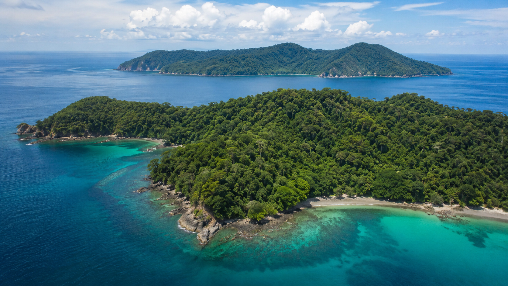 Isla tropical boscosa y agua clara del Pacífico en un visual inspirado en Isla Coiba